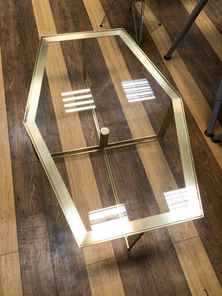 Стеклянный стол с латунным каркасом